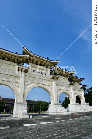 国立中正紀念堂・自由広場牌樓(台湾・台北市) 国立中正紀念堂・自由広場牌樓(台湾・台北市) 120297811