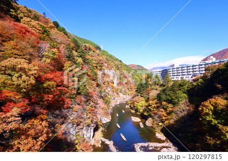 日光市 鬼怒川温泉 鬼怒盾岩大吊橋から見た鬼怒川の紅葉とライン下り 日光市 鬼怒川温泉 鬼怒盾岩大吊橋から見た鬼怒川の紅葉とライン下り 120297815