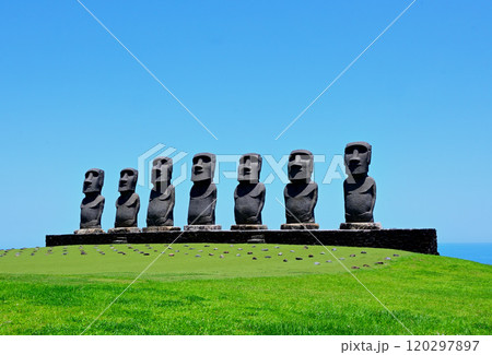 丘の上に建つモアイ像 丘の上に建つモアイ像 120297897