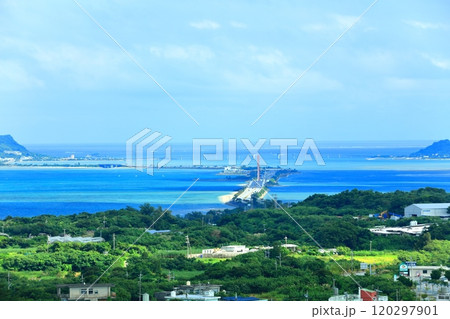 【沖縄県】勝連城から見た海中道路と浜比嘉大橋 120297901