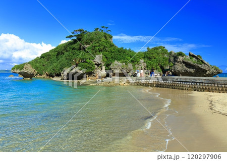 【沖縄県】快晴の浜比嘉島の岩屋の小島アマンジ（アマミチューの墓） 120297906