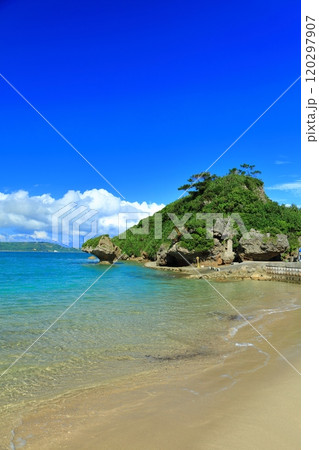 【沖縄県】快晴の浜比嘉島の岩屋の小島アマンジ(アマミチューの墓) 【沖縄県】快晴の浜比嘉島の岩屋の小島アマンジ(アマミチューの墓) 120297907