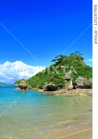 【沖縄県】快晴の浜比嘉島の岩屋の小島アマンジ（アマミチューの墓） 120297908