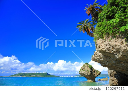 【沖縄県】快晴の浜比嘉島の岩屋の小島アマンジのハートロックと宮城島 120297911