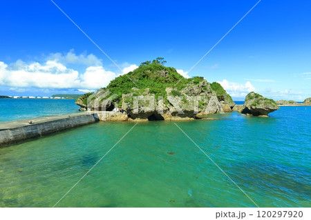 【沖縄県】快晴の浜比嘉島の岩屋の小島アマンジ（アマミチューの墓） 120297920