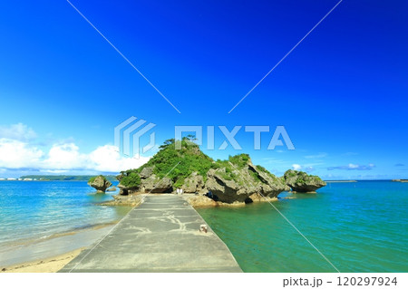 【沖縄県】快晴の浜比嘉島の岩屋の小島アマンジ（アマミチューの墓） 120297924