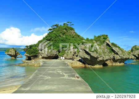 【沖縄県】快晴の浜比嘉島の岩屋の小島アマンジ（アマミチューの墓） 120297928