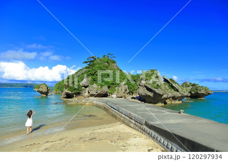 【沖縄県】快晴の浜比嘉島の岩屋の小島アマンジ(アマミチューの墓) 【沖縄県】快晴の浜比嘉島の岩屋の小島アマンジ(アマミチューの墓) 120297934