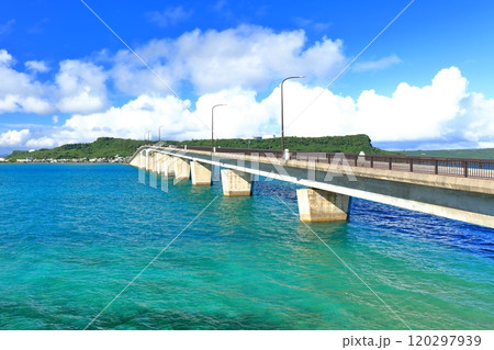 【沖縄県】快晴の浜比嘉大橋と宮城島 120297939