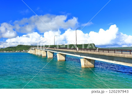 【沖縄県】快晴の浜比嘉大橋と宮城島 120297943