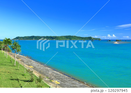 【沖縄県】快晴の海中道路ビーチ（沖縄の海） 120297945