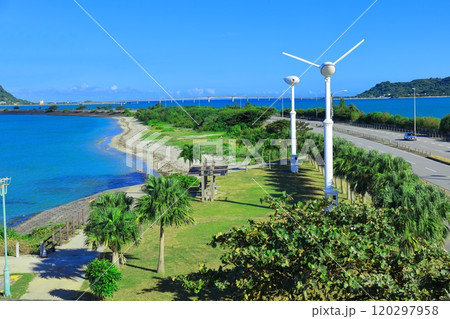 【沖縄県】快晴の海中道路と浜比嘉大橋 120297958
