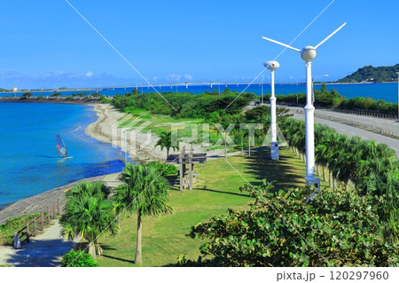 【沖縄県】快晴の海中道路と浜比嘉大橋 120297960