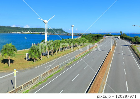 【沖縄県】快晴の海中道路と浜比嘉大橋 【沖縄県】快晴の海中道路と浜比嘉大橋 120297971