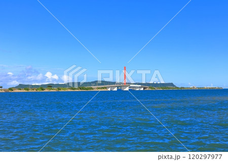 【沖縄県】快晴の海中道路（あやはし） 120297977