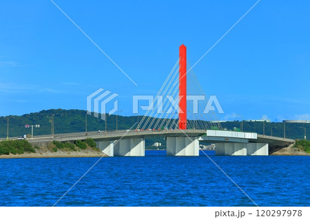 【沖縄県】快晴の海中道路（あやはし） 120297978