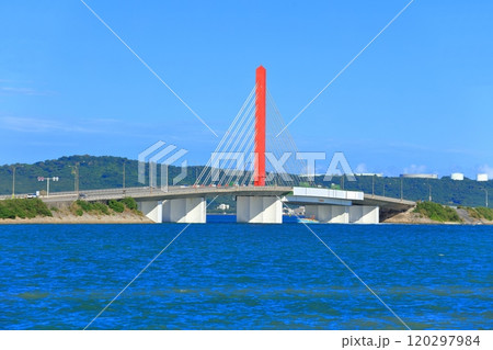 【沖縄県】快晴の海中道路（あやはし） 120297984