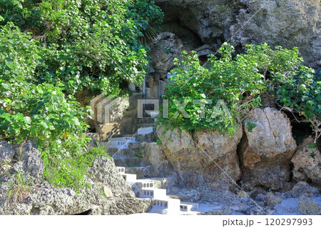 【沖縄県】浜比嘉島の岩屋の小島アマンジのアマミチューの墓 120297993