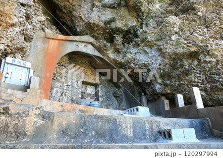 【沖縄県】浜比嘉島の岩屋の小島アマンジのアマミチューの墓 120297994