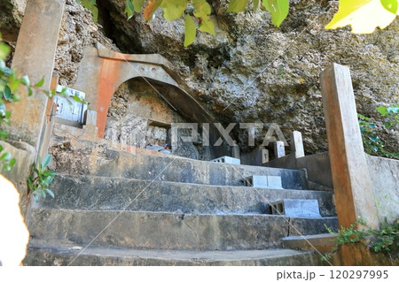 【沖縄県】浜比嘉島の岩屋の小島アマンジのアマミチューの墓 120297995