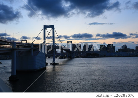 東京湾にかかるレインボーブリッジとオフィスビルのある夕景・夜景 120298076