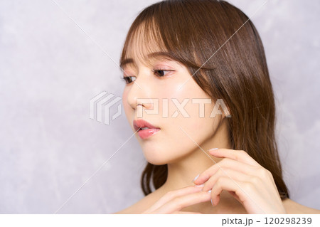 若い日本人女性のファッションポートレート 120298239