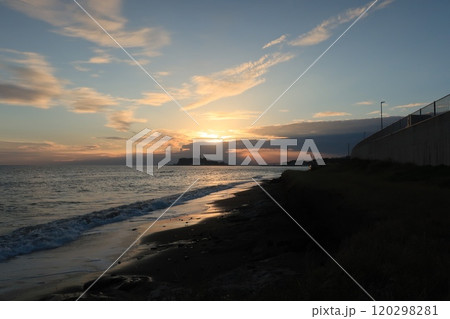 鎌倉・七里ヶ浜海岸から見るオレンジ色になる夕陽と江ノ島のある風景 鎌倉・七里ヶ浜海岸から見るオレンジ色になる夕陽と江ノ島のある風景 120298281