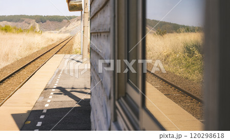古い 駅 線路 無人 自然 古い 駅 線路 無人 自然 120298618