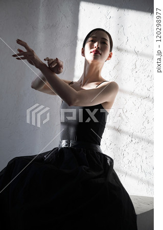 バレエのような逆光の影が綺麗で美しい美容やビューティー、ダンスなどの美しいポーズのイメージ	 120298977