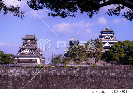 解体工事前の宇土櫓と熊本城大天守小天守 解体工事前の宇土櫓と熊本城大天守小天守 120299035