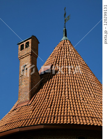 Tower roof of the Trakai Castle near Vilnius 120299131