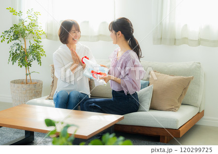 母の日のプレゼントを渡す親子 120299725