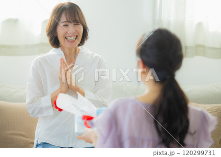母の日のプレゼントを渡す親子 120299731