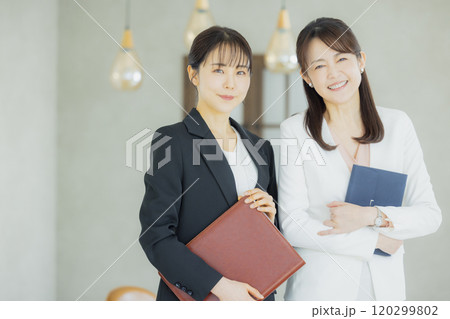 オフィスで働く女性　 　 120299802
