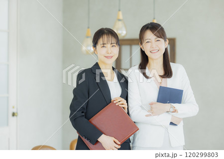 オフィスで働く女性　 　 120299803