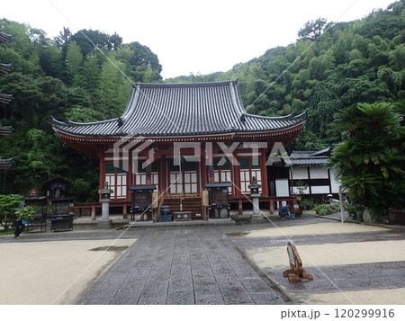 広島県福山市草戸町にある真言宗大覚寺派の仏教寺院で芦田川に面した愛宕山の麓にある空海が創建した明王院 広島県福山市草戸町にある真言宗大覚寺派の仏教寺院で芦田川に面した愛宕山の麓にある空海が創建した明王院 120299916