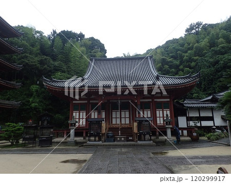 広島県福山市草戸町にある真言宗大覚寺派の仏教寺院で芦田川に面した愛宕山の麓にある空海が創建した明王院 広島県福山市草戸町にある真言宗大覚寺派の仏教寺院で芦田川に面した愛宕山の麓にある空海が創建した明王院 120299917