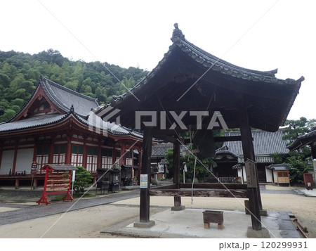 広島県福山市草戸町にある真言宗大覚寺派の仏教寺院で芦田川に面した愛宕山の麓にある空海が創建した明王院 広島県福山市草戸町にある真言宗大覚寺派の仏教寺院で芦田川に面した愛宕山の麓にある空海が創建した明王院 120299931