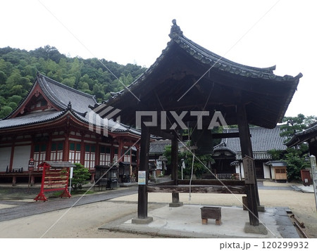 広島県福山市草戸町にある真言宗大覚寺派の仏教寺院で芦田川に面した愛宕山の麓にある空海が創建した明王院 広島県福山市草戸町にある真言宗大覚寺派の仏教寺院で芦田川に面した愛宕山の麓にある空海が創建した明王院 120299932