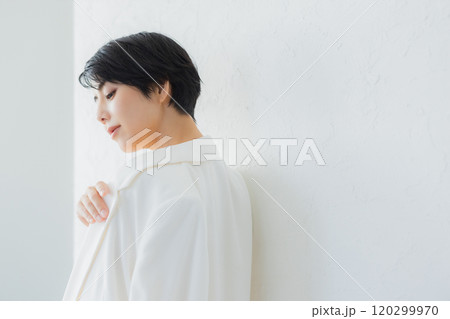 ショートヘアの女性のビューティイメージ ショートヘアの女性のビューティイメージ 120299970