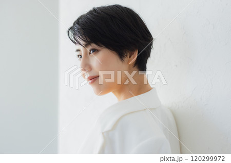 ショートヘアの女性のビューティイメージ   120299972