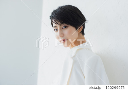 ショートヘアの女性のビューティイメージ   ショートヘアの女性のビューティイメージ   120299973