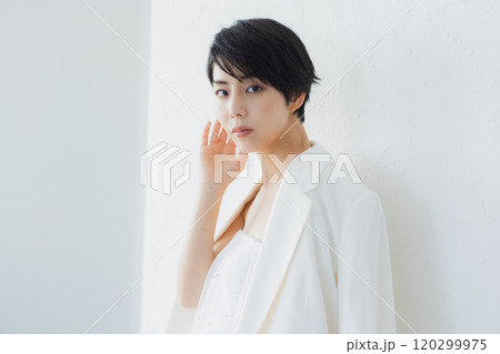 ショートヘアの女性のビューティイメージ   120299975