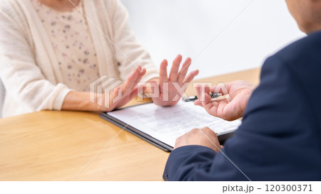 対面　契約　手元 120300371