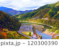 秋の紅葉に染まるダムの監視所 120300390