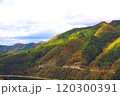 紅葉した山々と空 120300391