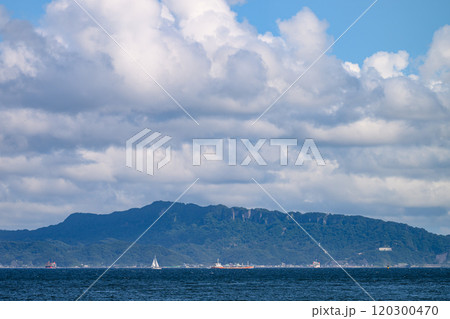 千葉県の鋸山を背景に東京湾を横断するフェリー 120300470