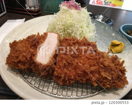 とんかつチェーン店で食べる「厚切りロースかつ定食」 120300553