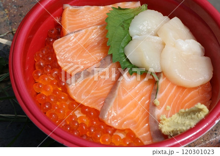 山口県下関市にある唐戸市場で食べる海鮮丼 120301023