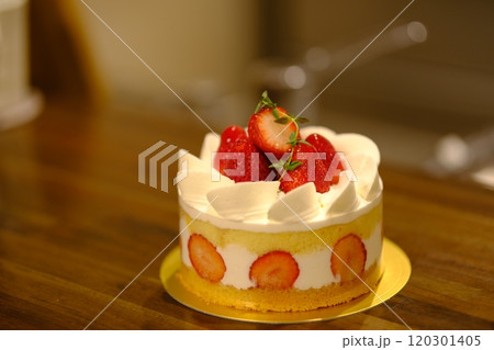 ホールのショートケーキの素材 ホールのショートケーキの素材 120301405